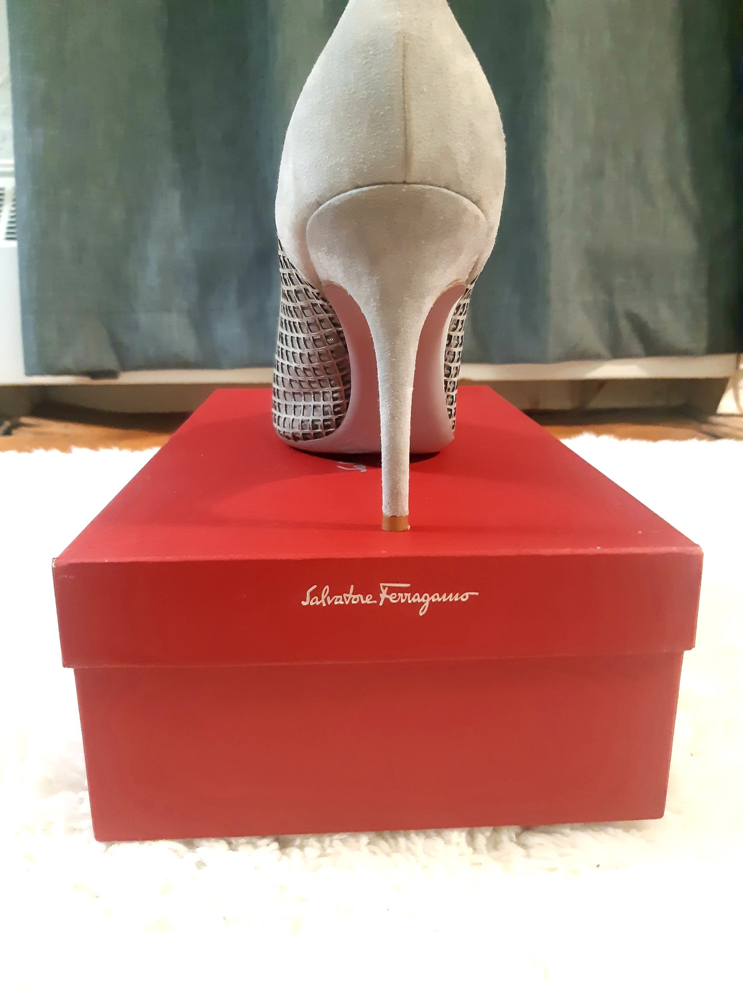 PRE-LOVED SALVATORE FERRAGAMO WOMENS SHOES (HEELS).ELEGANT $169.99 (SIZE 10)