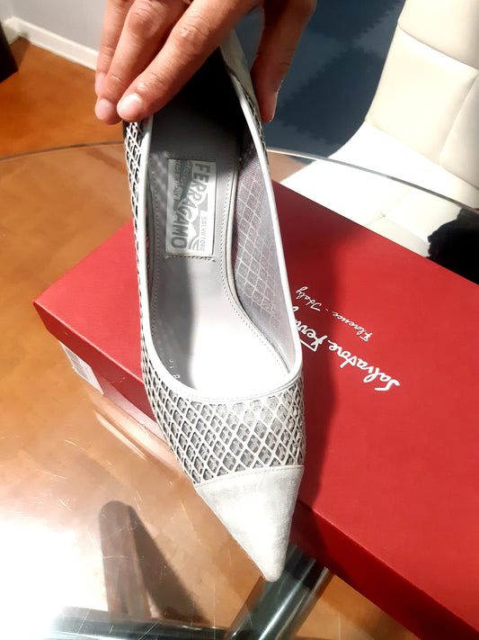 PRE-LOVED SALVATORE FERRAGAMO WOMENS SHOES (HEELS).ELEGANT  $169.99 (SIZE 10)