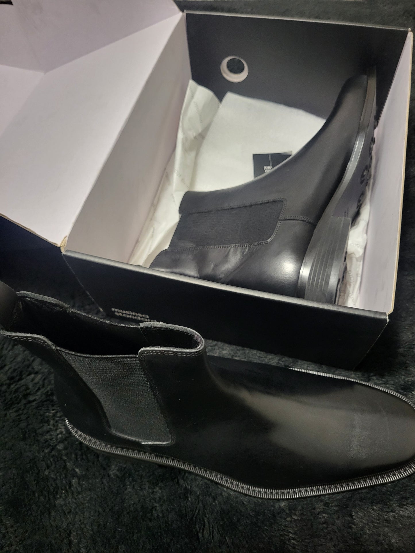CHELSEA BOOTS . BLACK  LEATHER BOOTS AVAILABLE FOR  $ 79.00. SIZE 9.5 BUT FITS LIKE A U.S / CAN 10