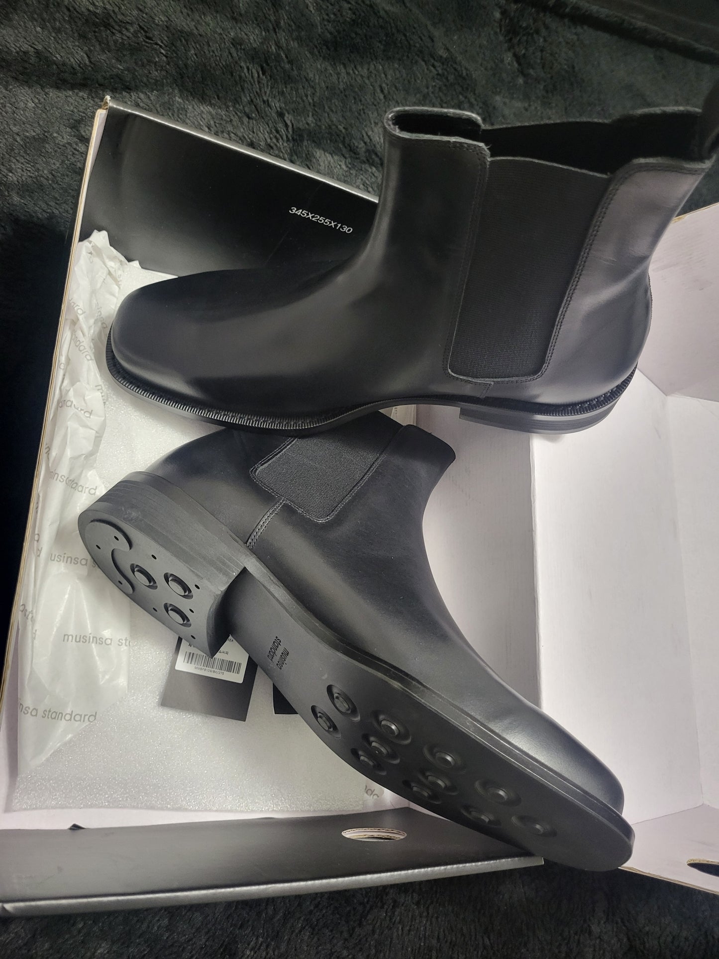 CHELSEA BOOTS . BLACK  LEATHER BOOTS AVAILABLE FOR  $ 79.00. SIZE 9.5 BUT FITS LIKE A U.S / CAN 10